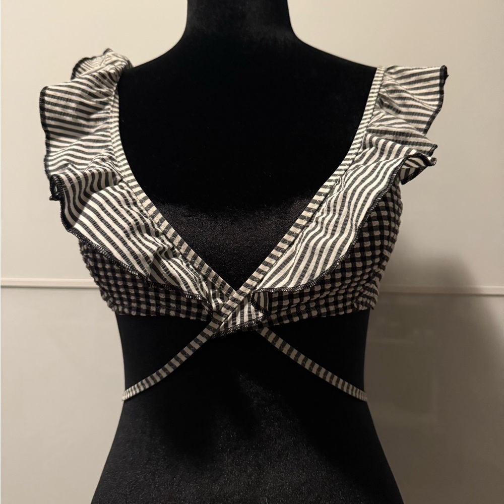 💸CLEARANCE 4/$15💸 Arie Black and White Ruffled Bathing Suit Top - Picture 5 of 5